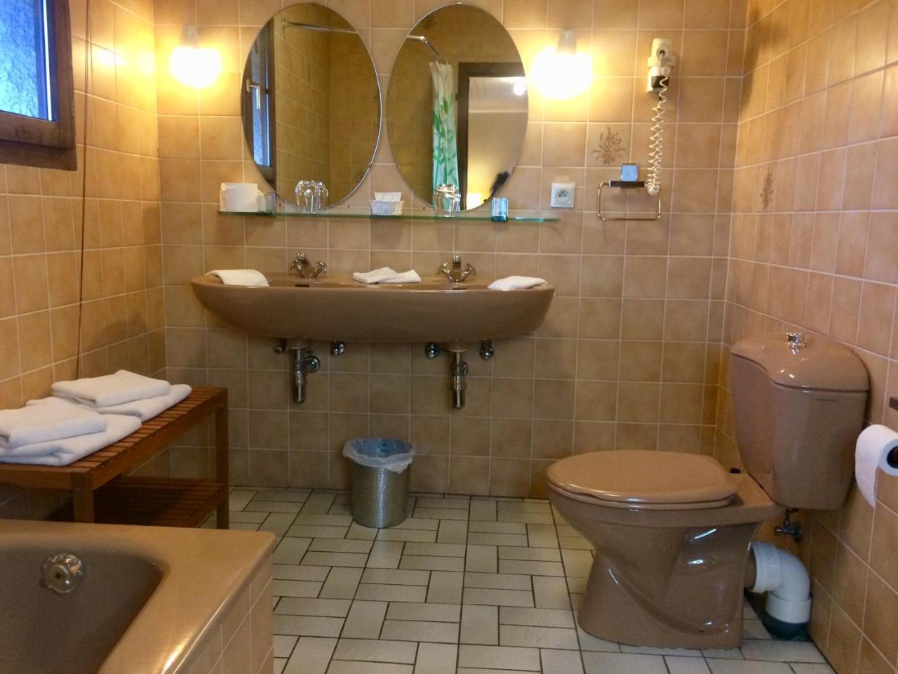 Hotel La Venerie Virton Bagian luar foto